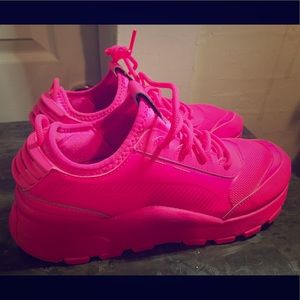 Neon pink Pumas